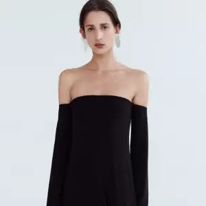 Helt ny Off-shoulder klänning från Zara. Storlek S. Stretchig material. Aldrig använt. Tagg kvar.