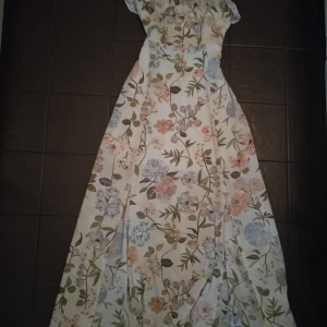 Fin klänning. - Fin, tunn långklänning i genomskinligt blommigt möńster med hög slits. Sitter jättefint på. Strl S