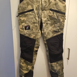 Friluftsbyxor  - Friluftsbyxor i storlek l/40. Något urvättade men inga hål eller fläckar.  Kom med bud