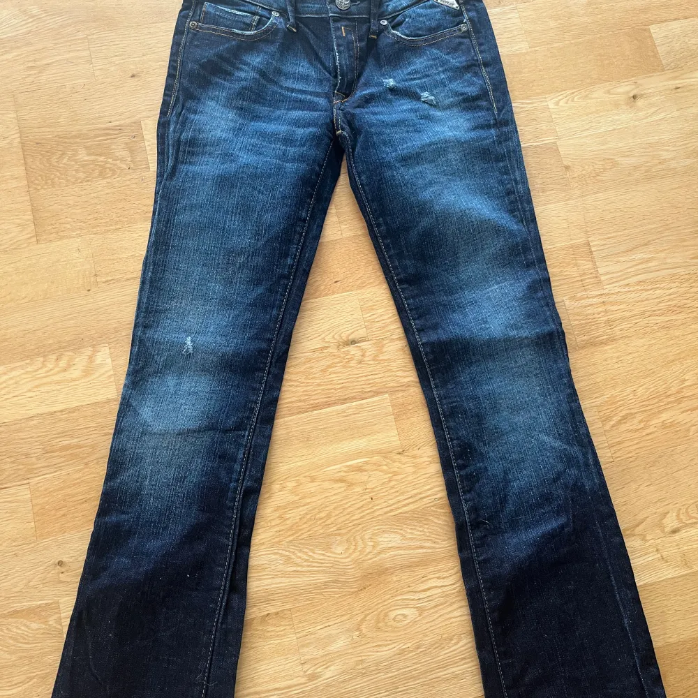 Säljer dessa jätte fina mörkblå bootcut jeans då de inte passar. De är i jätte fint skick och perfekta till våren.. Jeans & Byxor.