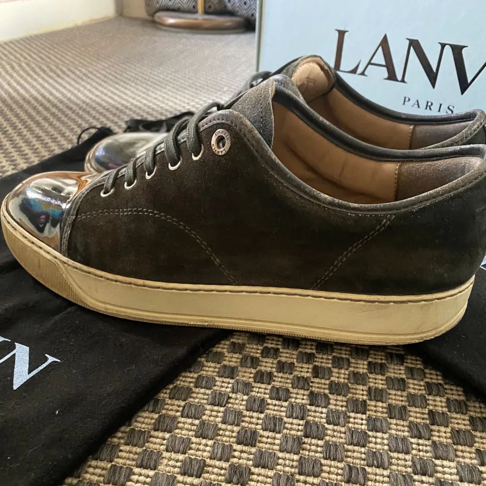Ett par fräscha Lanvin skor i färgen grå! Skicket är 7,5/10 och storleken är size 7 ~ 41/42. Köpta på nk för 4 300 kr, kvitto finns! Hör gärna av dig vid frågor och funderingar!. Skor.