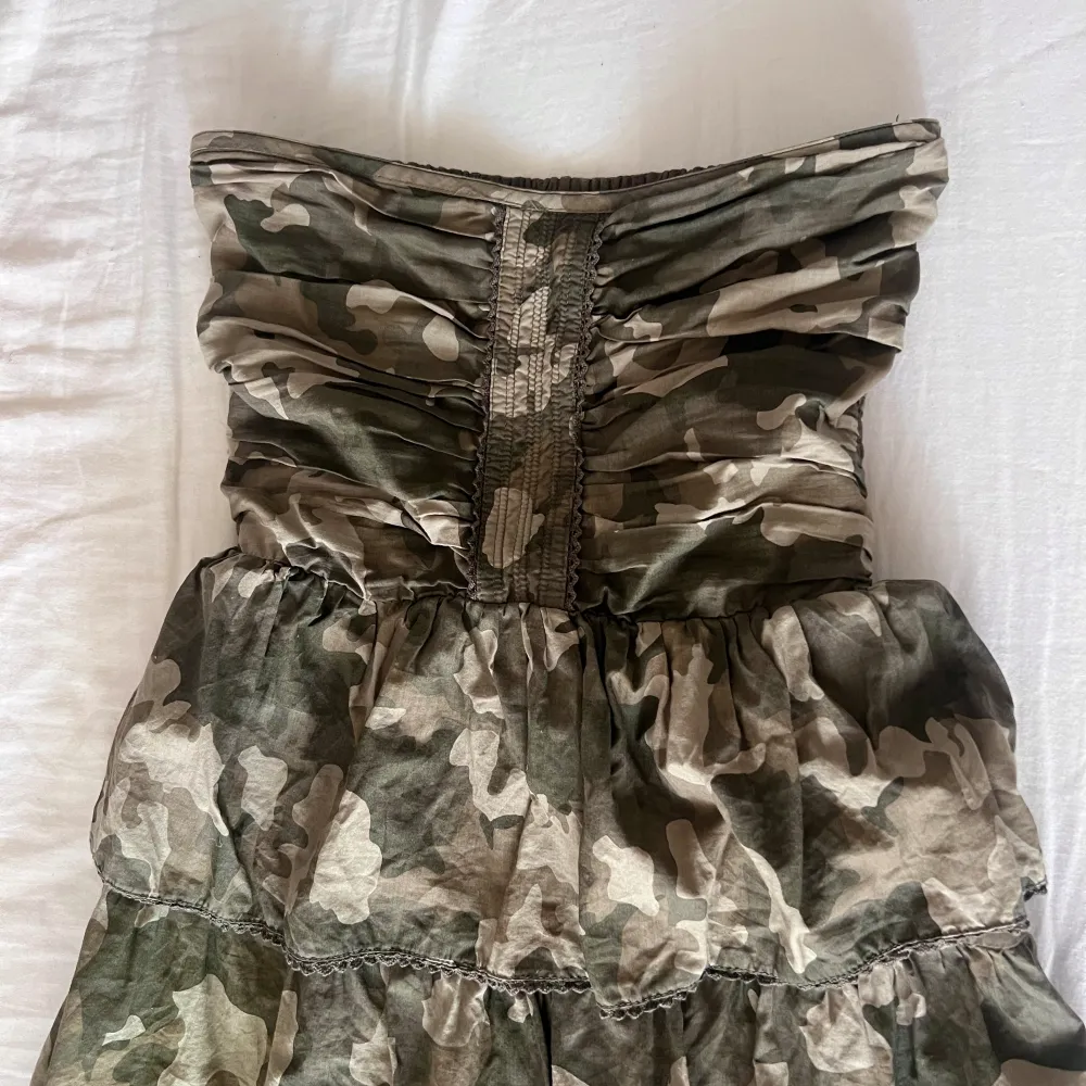 Bandeau klänning med militär mönster och volanger 💗. Klänningar.