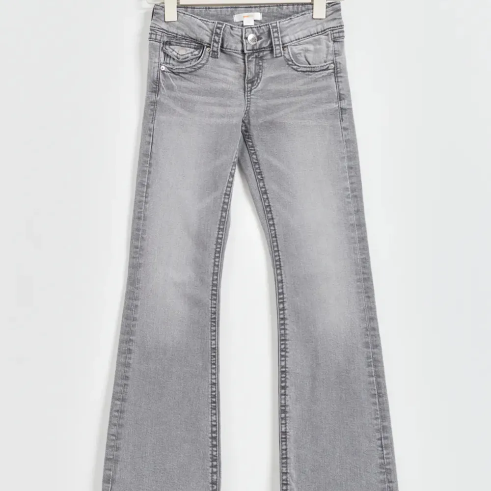 Säljer dessa fina jeans för 300kr. Nypris är 349kr. Dom är endast testade 1 gång. Annars är dom inte använda. Helt nya. Utsålda. Säljer pga för små. Ställ gärna frågor!. Jeans & Byxor.