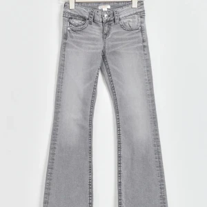 Ljusgråa jeans lågmidjade  - Säljer dessa fina jeans för 300kr. Nypris är 349kr. Dom är endast testade 1 gång. Annars är dom inte använda. Helt nya. Utsålda. Säljer pga för små. Ställ gärna frågor!