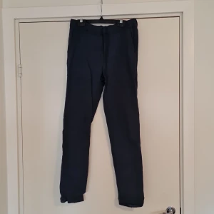 H&M Chinos - Marinblå Chinos från H&M. Linnebyxor, väl använda. Storlek: 164 (XXS) Follen längst ner är utvikt. 