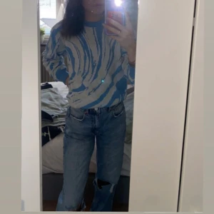 Ripped bootcut jeans - Super fina jeans från Gina tricot. Utsåld kollektion. Ljus/mellanblå. Storlek 36. Ny pris var 500 för dom. Säljer för 250 plus frakt. 
