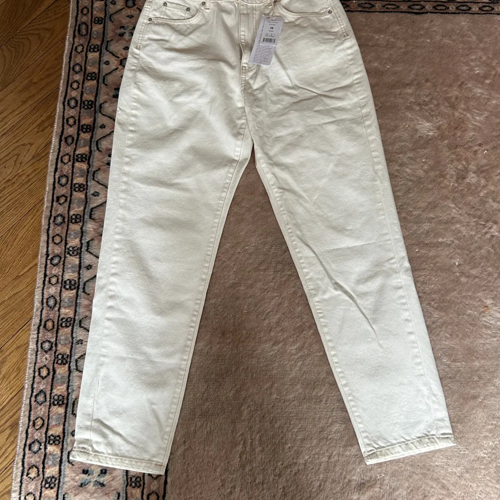 Jeans från Gina tricot är mom jeans, benvita med beiga sömmar. Köpte begagnade, dem har kvar prislappen, men säljer då dem var för stora. Jeans & Byxor.