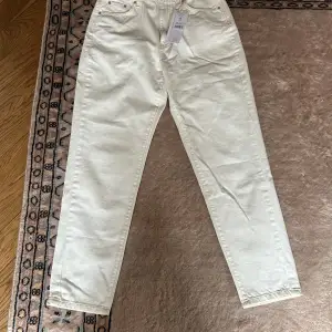 Jeans från Gina tricot är mom jeans, benvita med beiga sömmar. Köpte begagnade, dem har kvar prislappen, men säljer då dem var för stora