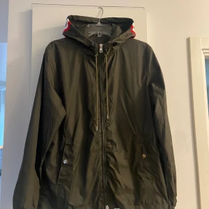 Moncler Windbraker Herr Jacka  - Skick 9/10  Storlek L men passar M/L 