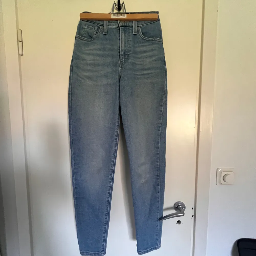 Jeans från Levi’s i fint skick, säljer då de blivit för små för mig. Kontakta för frågor  Köparen står för frakten. Jeans & Byxor.