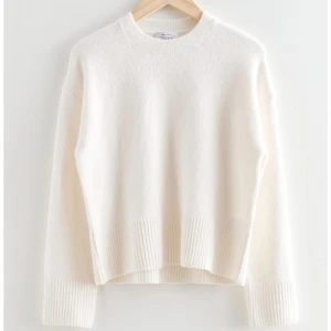 BYTA ELR SÄLJA &otherstories vit stickad tröja - Byter helst denna vita stickade från &otherstories mot annan vit stickad (helst arkets alpacka, sista bilden) men då de är i olika prisklasser går det att välja flera saker på min sida. Annars säljer jag den, superfint skick använd enstaka gång bara.