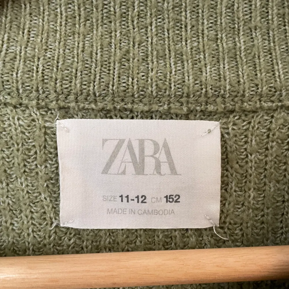 Så fin grön stickad tröja från Zara. Är i fint skick. Är i storlek 152 men mer åt xs.. Stickat.