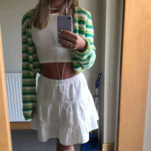 grön sommarkofta - säljer min knappt använda kofta från Zara. Grönrandigt mönster och kroppad💚 är vanligtvis xs/s och den är i storlek M men passar mig bra! 