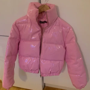 Rosa pufferjacka - Köpt second hand.  Litet märke på vissa ställen (se bild), annars i gott skick.  Storlek 38.  Pris inkl. frakt. 