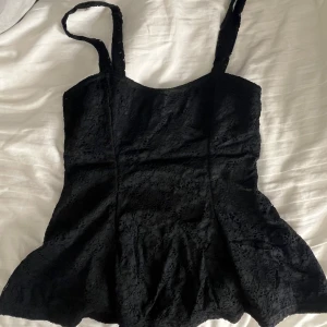 Spets peplum tröja - Söt Peplum tröja från Cubus med fina spets detaljer🤗