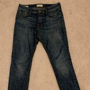Ett bar blåa Jack&jones jeans i storlek 28 30 skick 8-10 lite färg längs ner där bak har försvunnit som du kan se på bilden:) nypris är 900kr mitt pris är 400kr