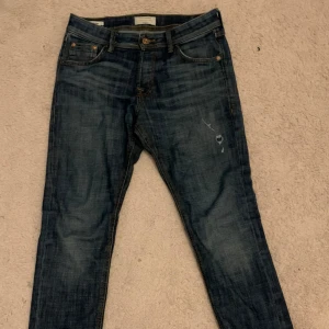 Jack&jones jeans - Ett bar blåa Jack&jones jeans i storlek 28 30 skick 8-10 lite färg längs ner där bak har försvunnit som du kan se på bilden:) nypris är 900kr mitt pris är 400kr