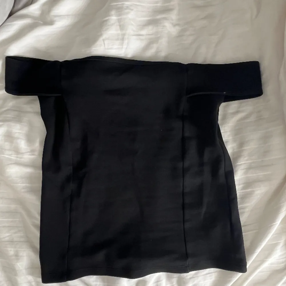 Söt svart off-shoulder tröja från Cubus🥰. Yläosat.