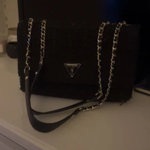 Väska  - Säljer denne sjukt snygga väska från guess då den inte kommer till användning 
