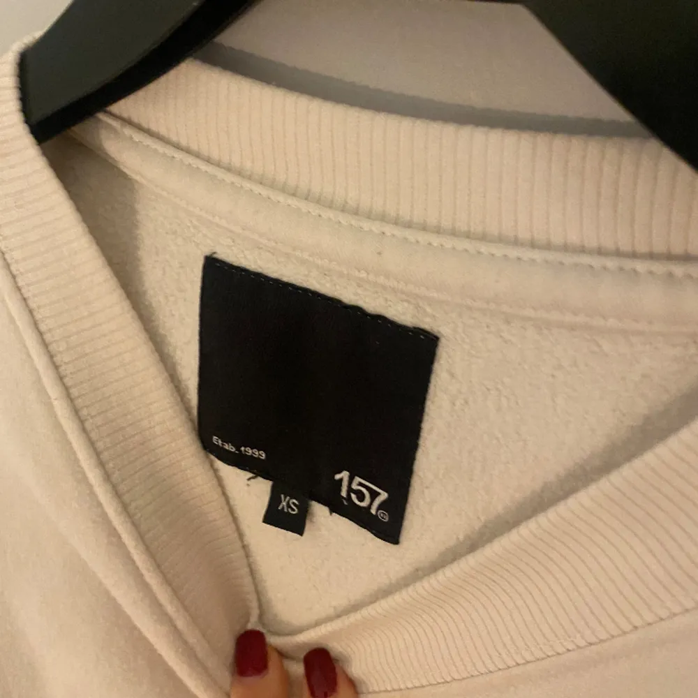 En beige/vit sweatshirt från lager157 i storlek xs⭐️. Tröjor & Koftor.