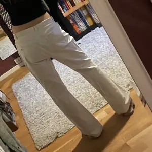 Säljer dessa vita baggy jeansen som inte kommer till användning. Midja 39cm och innerbenslängden ca 80cm. Jag är 167. Hör av er vid frågor 💕