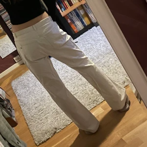 Vita jeans  - Säljer dessa vita baggy jeansen som inte kommer till användning. Midja 39cm och innerbenslängden ca 80cm. Jag är 167. Hör av er vid frågor 💕