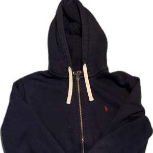 Riktigt snygg och stilren raffe zip-hoodie köpt för ca 1 år sedan. Skicket är relativt bra har använts en hel del, Inga hål.