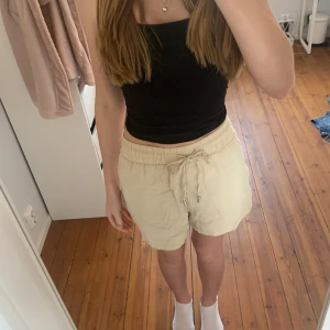 Linneshorts från zara - Jätte sköna och fina beiga linnebyxor från zara som är perfekta för sommaren💕Dem är helt oanvända och har storleken xs! Pris går alltid att diskuteras!