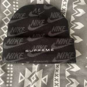 Supreme Nike Jacquard Logos Beanie/Svart - Köpt från StockX, bra skick