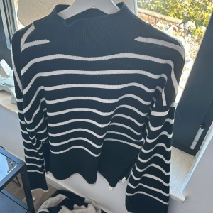 polo tröja - säljer nu min fina randiga polo tröja då den inte kommer till användning💞