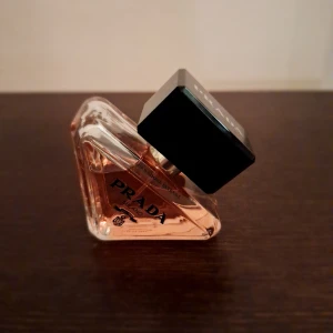 Parfym från PRADA - paradoxe intense - Parfym från PRADA - paradoxe intense!   Använd sparsamt, köpte den i slutet av 2023.  Köparen står för eventuell fraktkostnad. Finns i Mjölby 