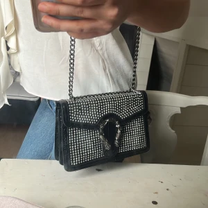 snygg svart väska - säljer denna väskan då jag aldrig använt den, så den är i nytt skick eftersom den aldrig är använd, den passar till allt, får plats med mycket eftersom de är 3 fack i. Köptes för några veckor sen för 499, skriv för fler bilder eller intresse