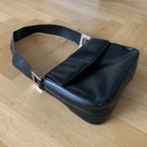 Minibag  - Elegant svart axelväska, i bra skick💕 en knapp för stängning saknas invändigt men går garanterat att fixa 