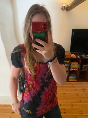 T-shirt - T-shirt med mönster från desigual i storlek M den som köper står för frakten (46kr)