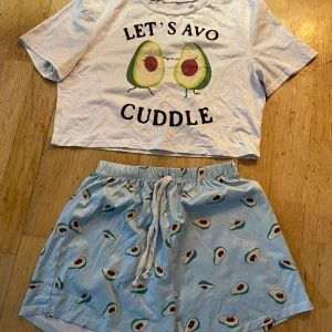 Pyjamas  - Pyjamas från shein, storlek S men väldigt stretchiga. Väger 165 gram så frakten blir 54 kronor.