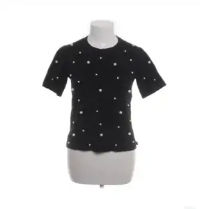 En fin svart finatickad t-shirt med vita pärlor från Zara. Aldrig använd och har inga tecken på användning🩷