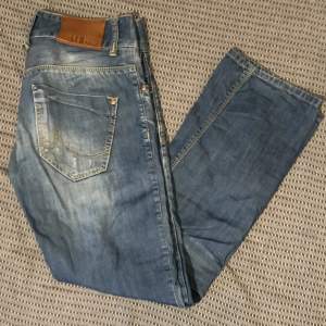 LTB jeans med slitningar köpta i Stockholm nånstans säljer för jag tröttnat på de