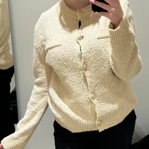 Strukturmönstrad kofta  - Beige kofta med guldknappar från hm. Storlek S. 