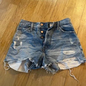 Jeansshorts  - Fina jeansshorts från h&m. I storlek 34. Fint skick, väger 245 gram så frakten blir 54 kronor.