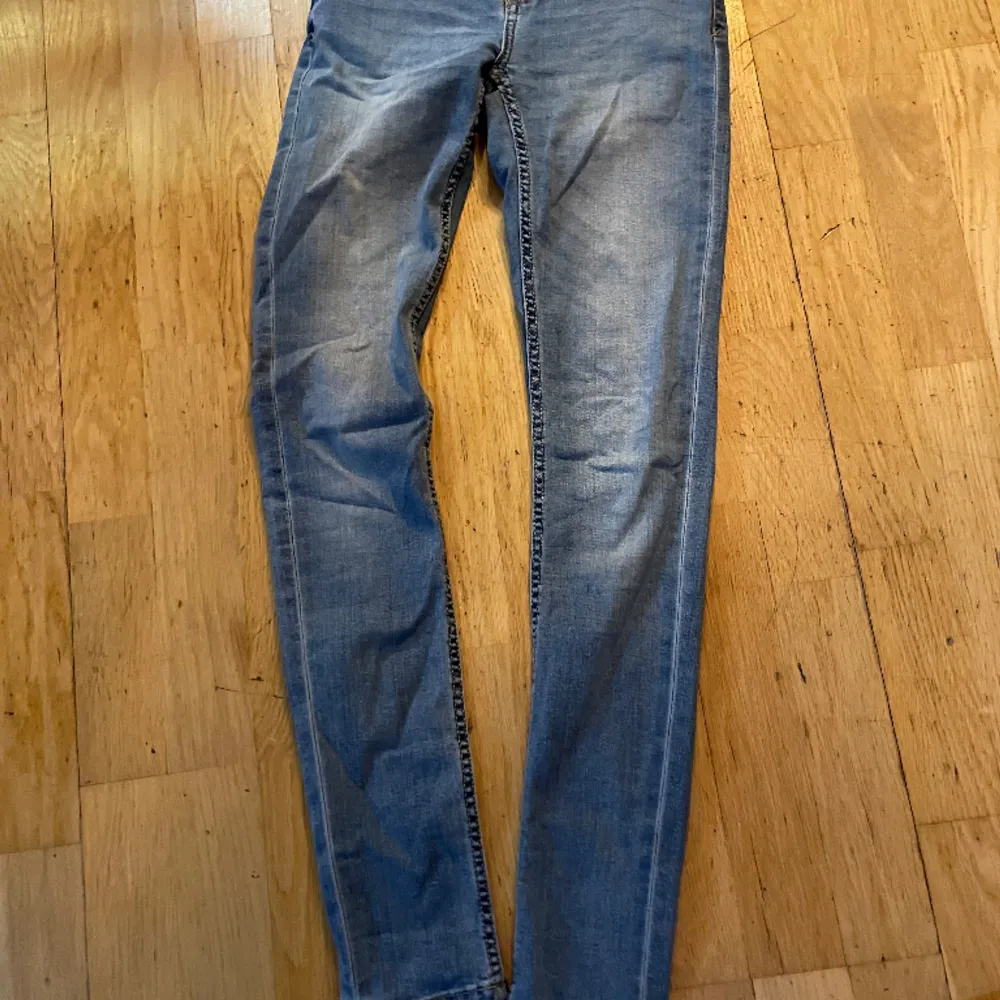 Skinny jeans ifrån lager, i storlek Xs. Väger 417 gram så frakten blir 72 kronor.. Jeans & Byxor.