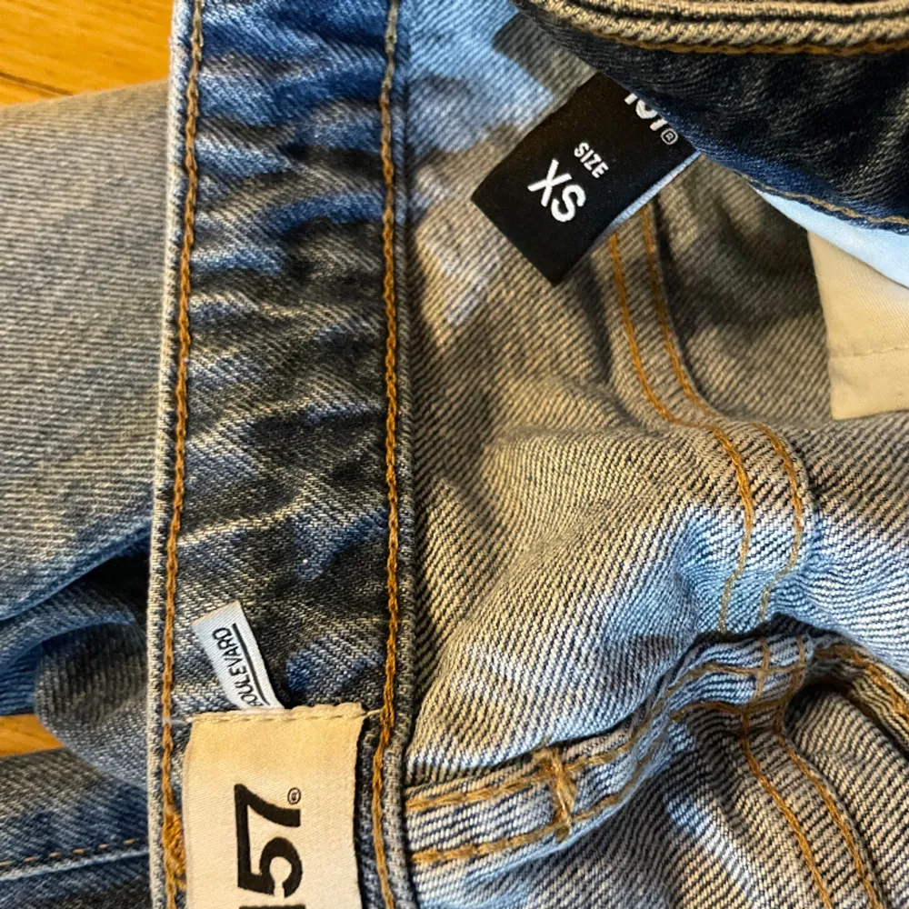 Jeans från lager 157. Aldrig använda, i storlek Xs. Väger 691 gram så frakten blir 108 kronor.. Jeans & Byxor.