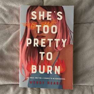 Boken She’s too pretty to burn av Wendy Heard! Jättefint skick🩷