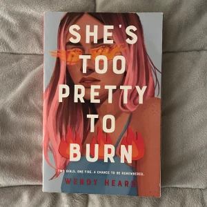 She’s too pretty to burn av Wendy Heard bok - Boken She’s too pretty to burn av Wendy Heard! Jättefint skick🩷