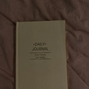 Orörd dagbok till oslagbart pris! - En helt orörd dagbok med guldsidor! 