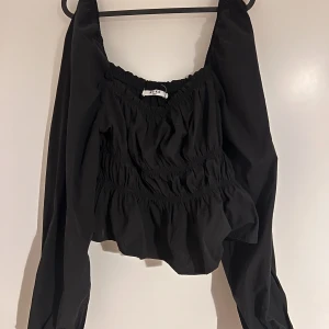 Svart blus från NA-KD - Säljer en nästan ny svart blus från NA-KD, har endast provat den. Nypris 379 kr. 