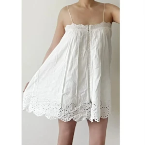 Klänning  - Aldrig använd, storlek L. Köp gärna via KÖP NU.