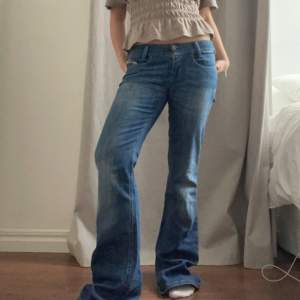 Sjukt snygga disel jeans, säljer då de tyvärr va för stora, midjemått: 37 cm skriv för mer bilder/mått❤️ Använd gärna köp nu