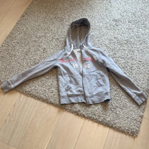 Tjock tröja  - Säljer den här jätte fina tjock tröja som blivit för liten för mig men är i gott skick 💗💗