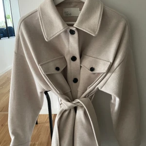 Kappa nelly - Kappa från nelly i storkel 34, i fint skick bara använd 2-3 gånger. Som ny