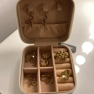 smyckeshållare  - jättefin smyckeshållare, helt nyköpt utan defekter, säljer då jag inte kan returnera den💘